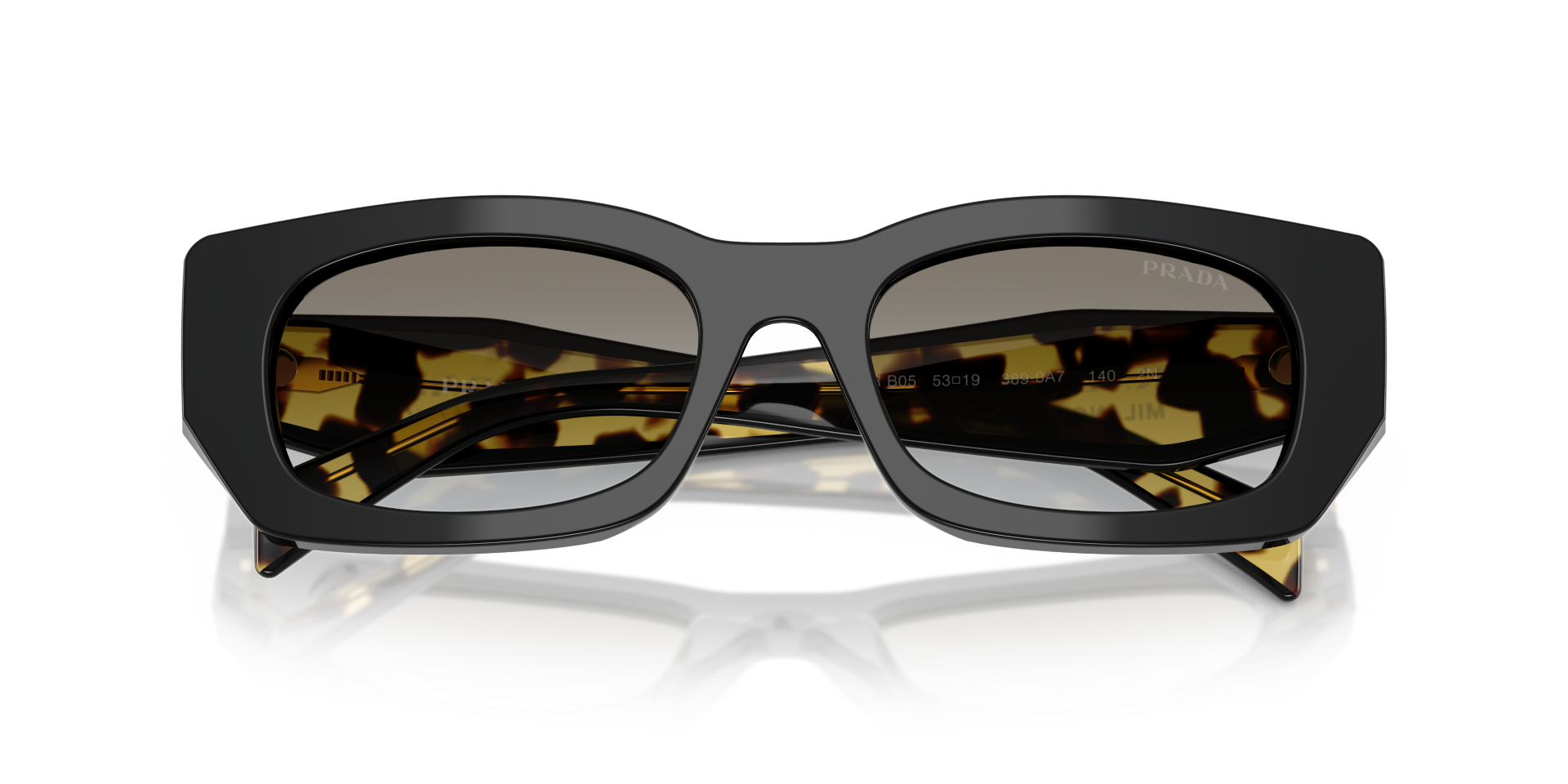 Auf diesem Bild sehen Sie die Sonnenbrille 0PR B05S von Prada in der Farbe Schwarz.