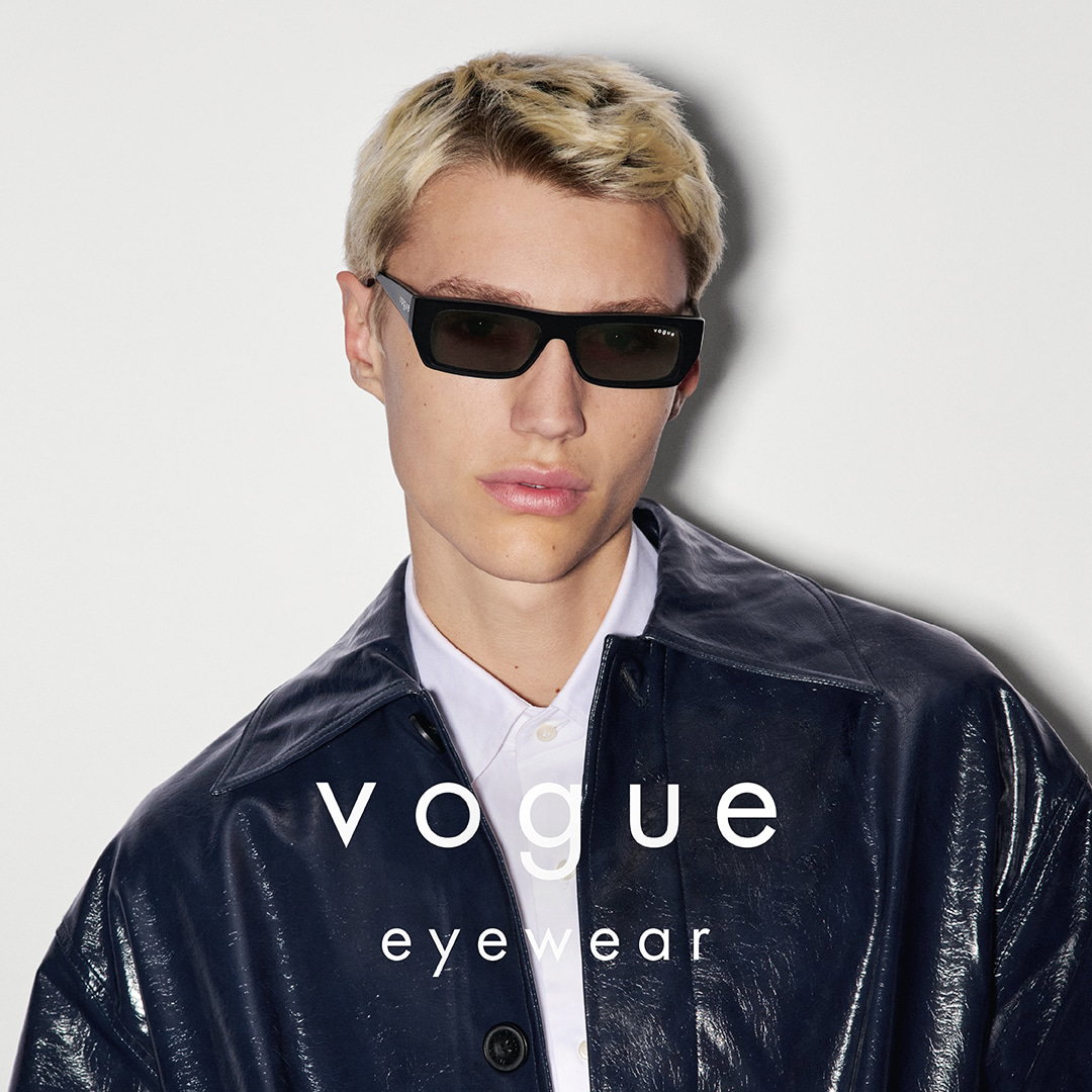 Das Bild zeigt einen jungen Mann mit einer schwarzen Sonnenbrille. Davor ist das Vogue Logo.