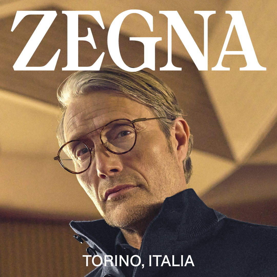 Das Bild zeit das Gesicht eines Mannes mit einer Brille. Über ihm steht das Zegna Logo.