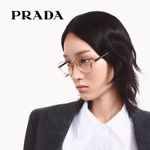 Das Bild zeigt eine Frau mit Brille leicht seitlich. Sie trägt eine weiße Bluse und einen schwarzen Blazer.