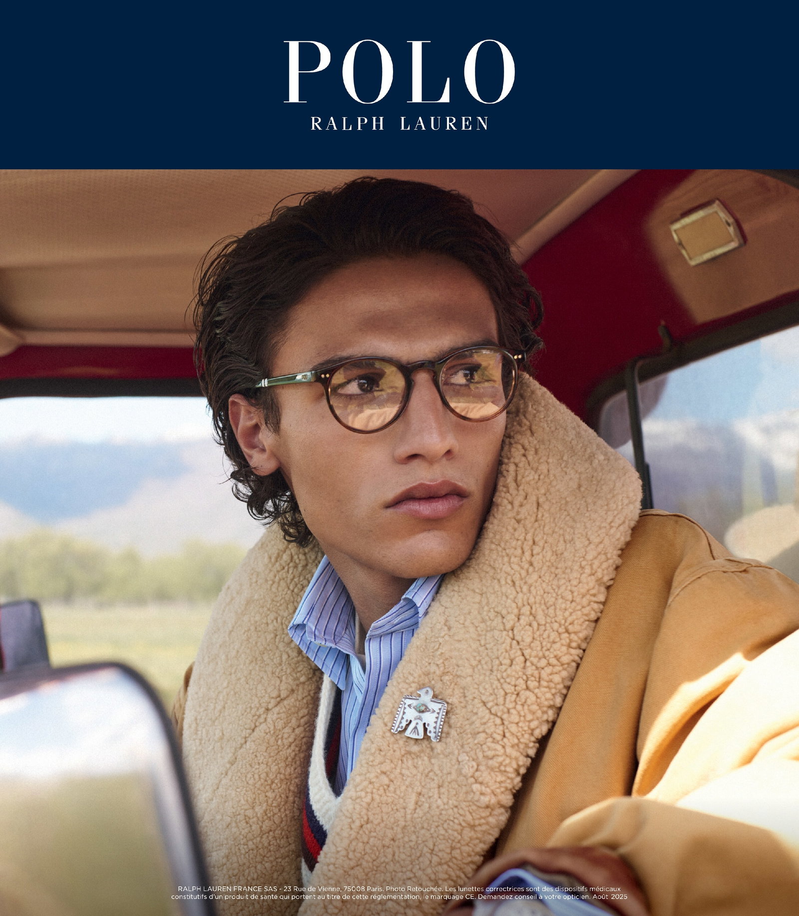 Das Bild zeigt einen jungen man mit Brille in einem Auto. Darüber das Polo Ralph Lauren Logo.