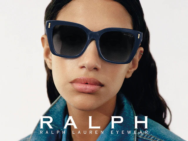 Das Bild zeigt das Gesicht einer jungen Frau mit einer dunklen Ralph Sonnenbrille.