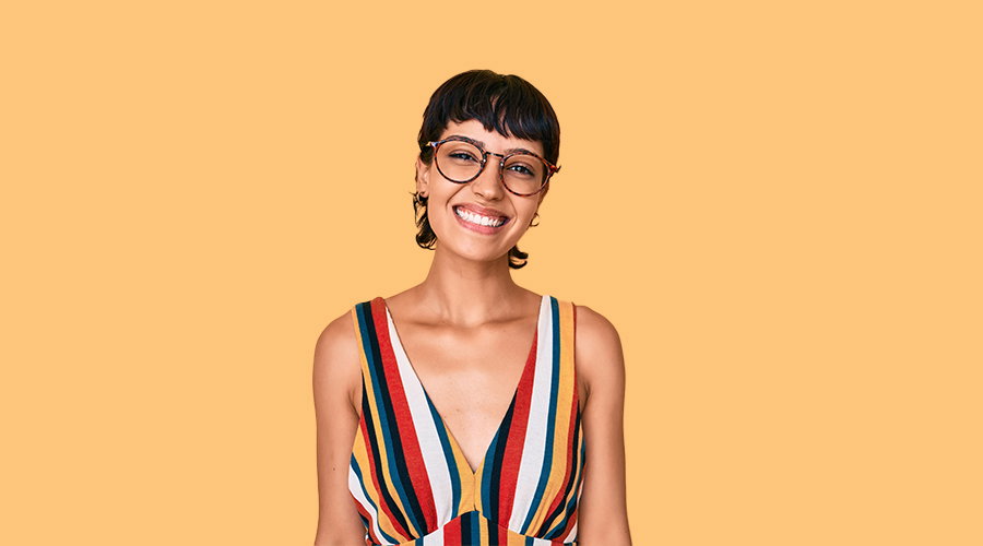 Zu sehen ist eine Frau mit eine braunen Kunststoffbrille.
