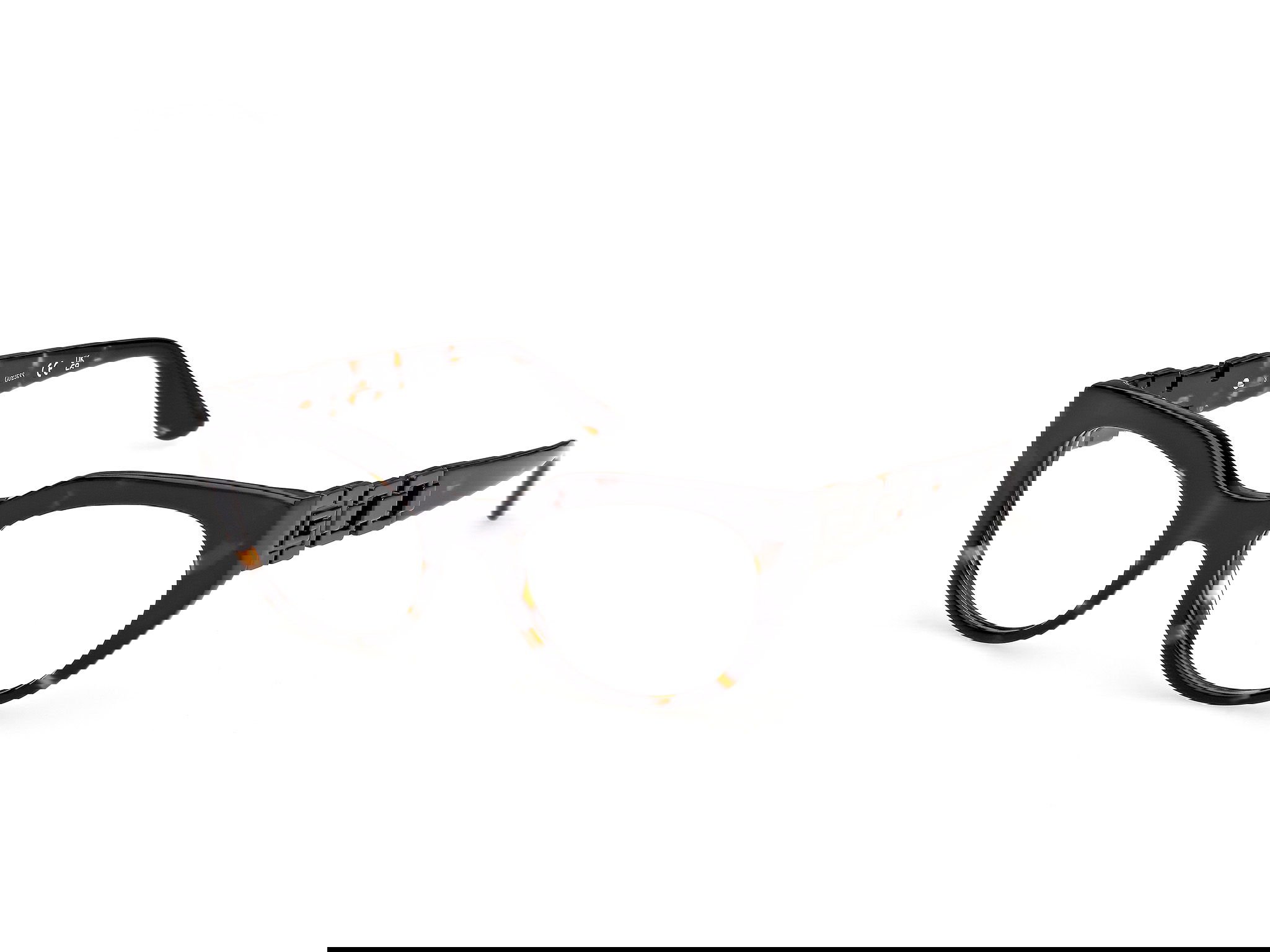 Auf diesem Bild sehen Sie die Korrektionsbrille 50323 von Guess in der Farbe Dunkel-Havanna.