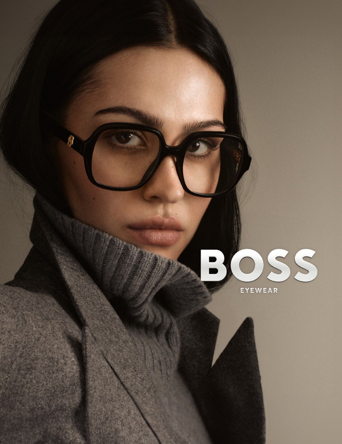 Zu sehen ist eine Frau mit einer schwarzen Brille von Boss