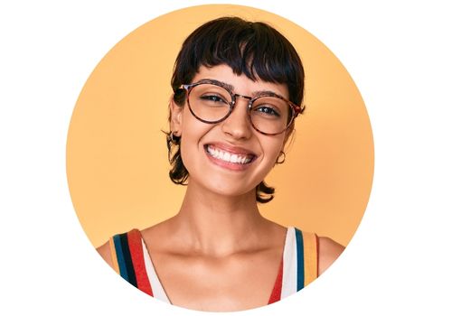 Zu sehen ist eine Frau mit einer Brille