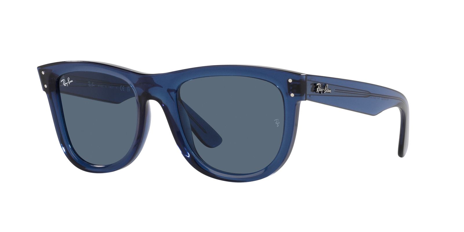 Das Bild zeigt die Sonnenbrille RBR0502S 67083A von der Marke Ray Ban in dunkelblau transparent