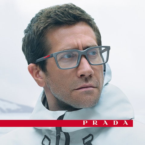 Das Bild zeigt Jake Gyllenhaal mit einer grauen Brille und weißer Skijacke.