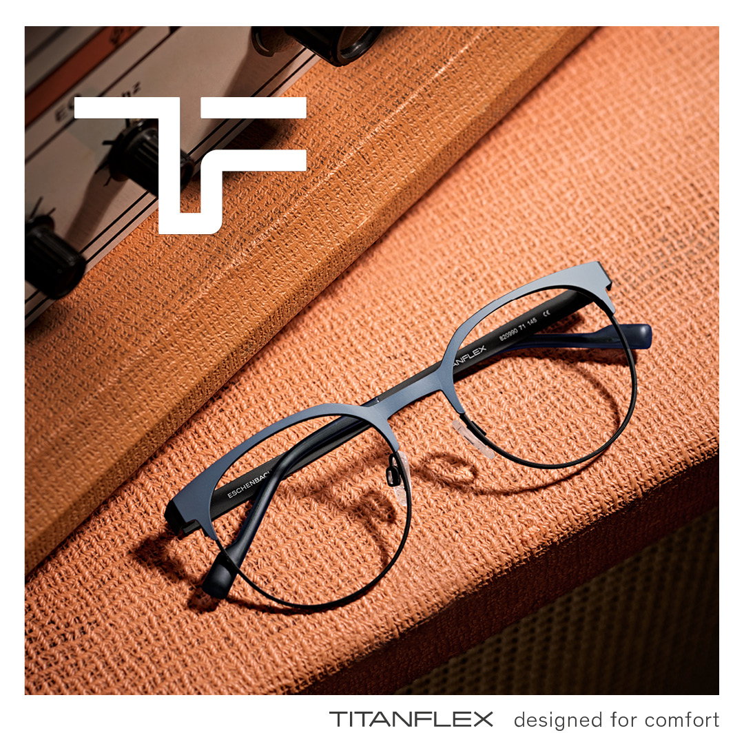 Das Bild zeigt eine zusammengeklappte Brille auf orangenem Untergrund.