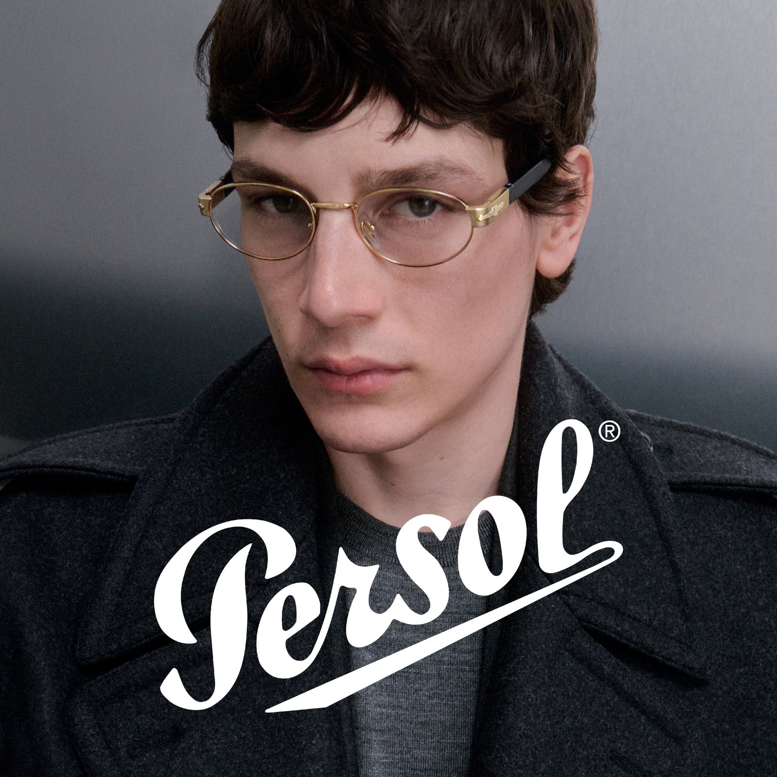 Das Bild zeigt das Gesicht eines jungen Mannes mit goldener Metallbrille.