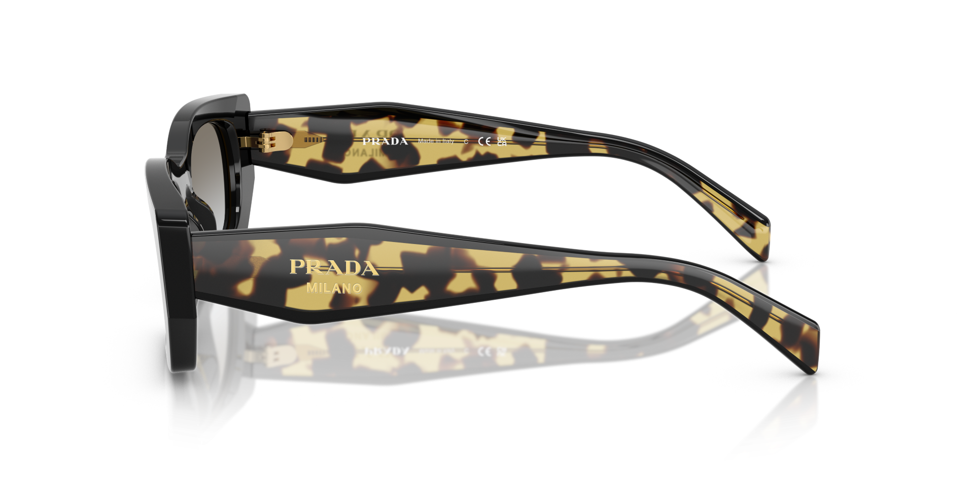 Auf diesem Bild sehen Sie die Sonnenbrille 0PR B05S von Prada in der Farbe Schwarz.