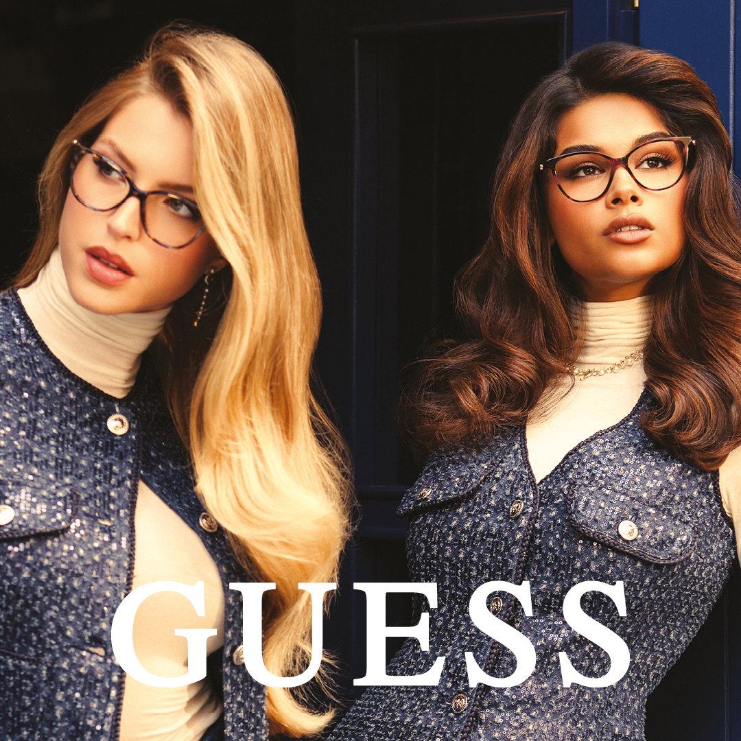 Das Bild zeigt zwei Frauen mit Brille. Davor das Guess Logo.