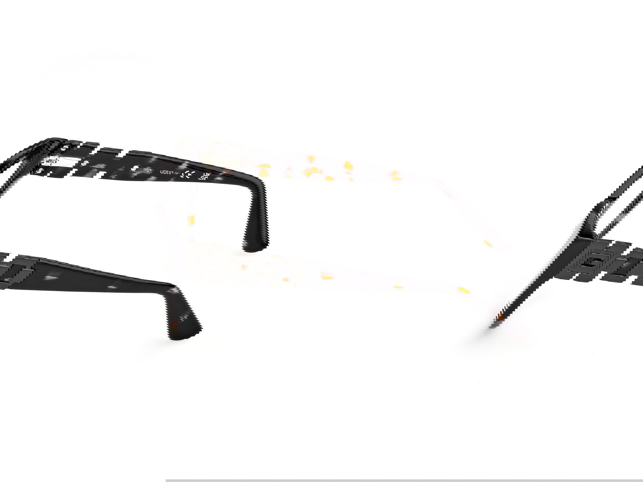 Auf diesem Bild sehen Sie die Korrektionsbrille 50323 von Guess in der Farbe Dunkel-Havanna.