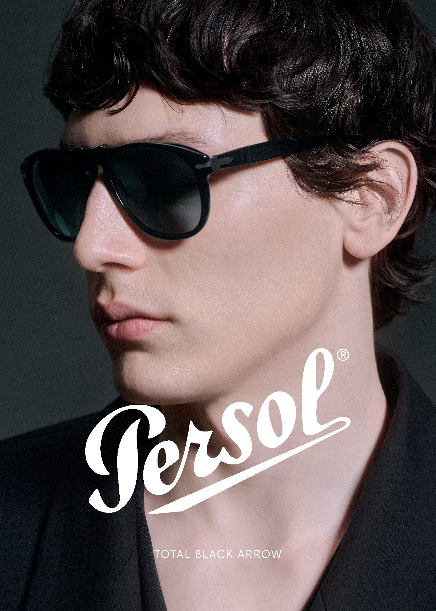 Das Bild zeigt das Gesicht eines jungen Mannes von der Seite. er trägt eine Sonnenbrille.