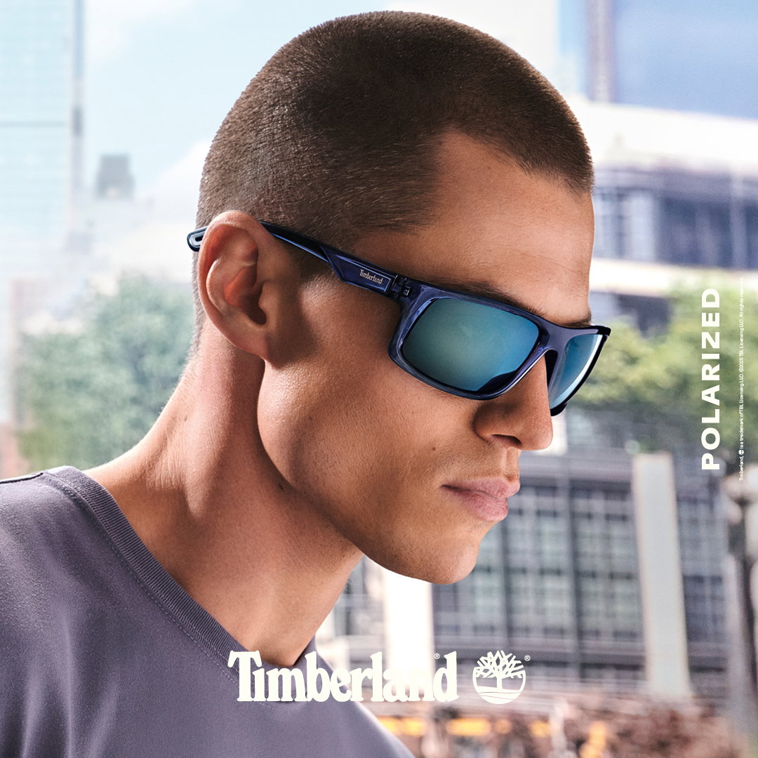 Das Bild zeigt einen jungen Mann mit Sonnenbrille im Freien. Davor ist das Timberland Logo zu sehen.