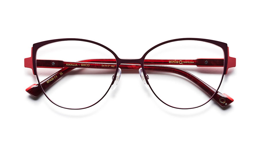 Das Bild zeigt die Korrektionsbrille Amalia BXCO von der Marke Etnia Barcelona in dunkelrot..